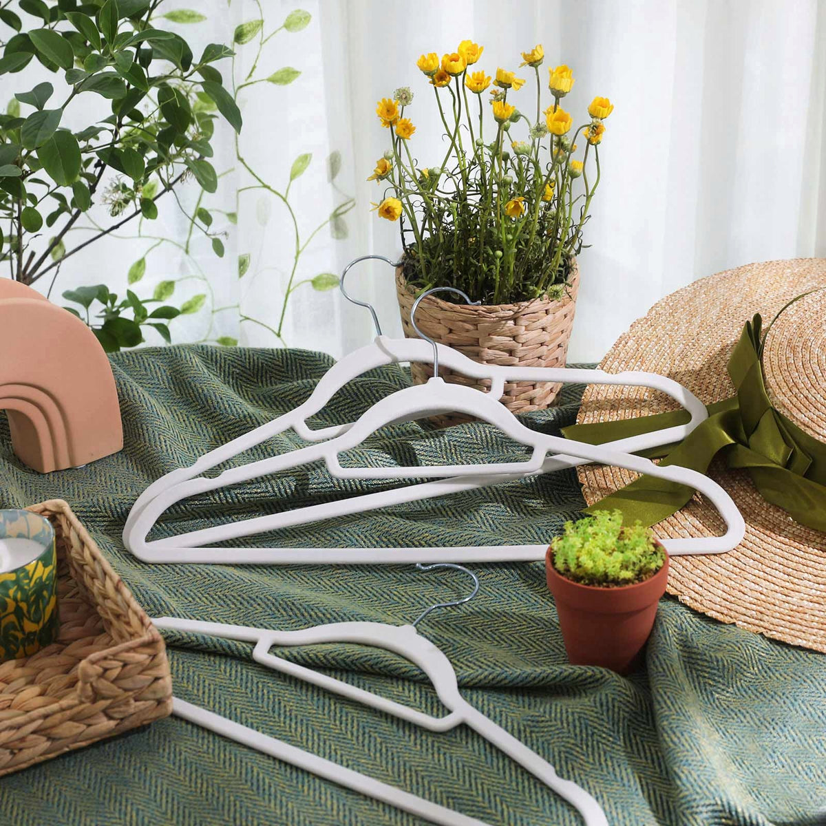 SONGMICS - Wieszaki aksamitne 50 szt. antypoślizgowe 43 cm białe SONGMICS